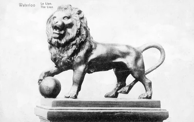 O memorial holandês para a batalha de Waterloo, representando o leão no cume do Butte du Lion (Lions Mound), cartão comemorativo, c.1912 (photolitho)
